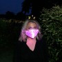 Masque lumineux en fibre optique sur la couleur rose