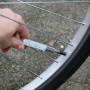 Vissez le bouchon de valve LED blanc dans votre roue de vélo