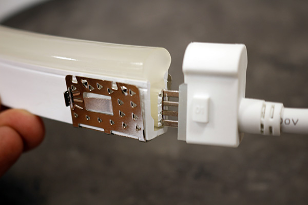 Insertion du connecteur néon led