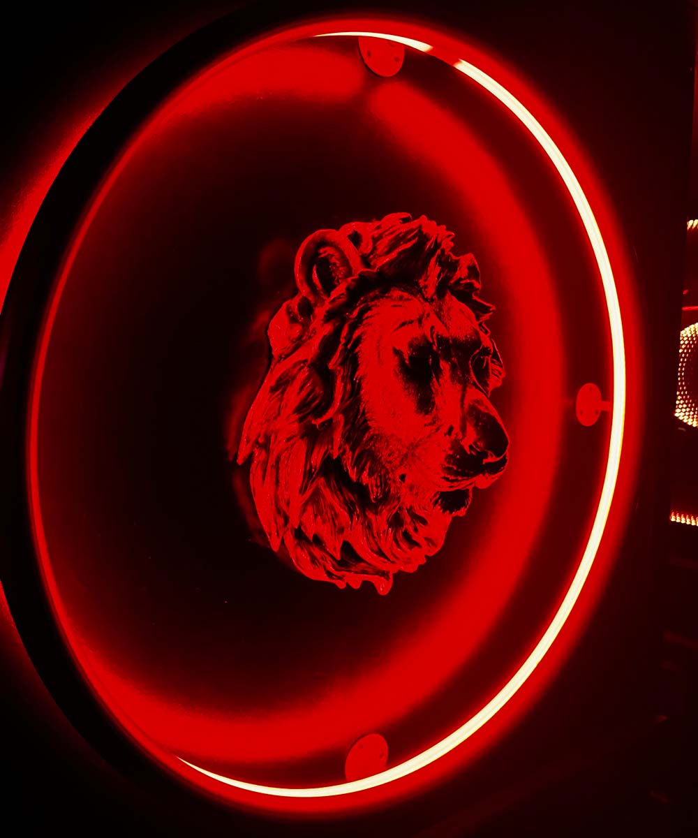 L'association d'une tête de lion dorée et d'un néon LED rouge pour la création d'une applique murale d'exception