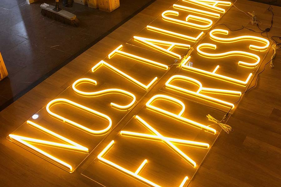 Enseigne lumineuse personnalisé créée avec du néon LED