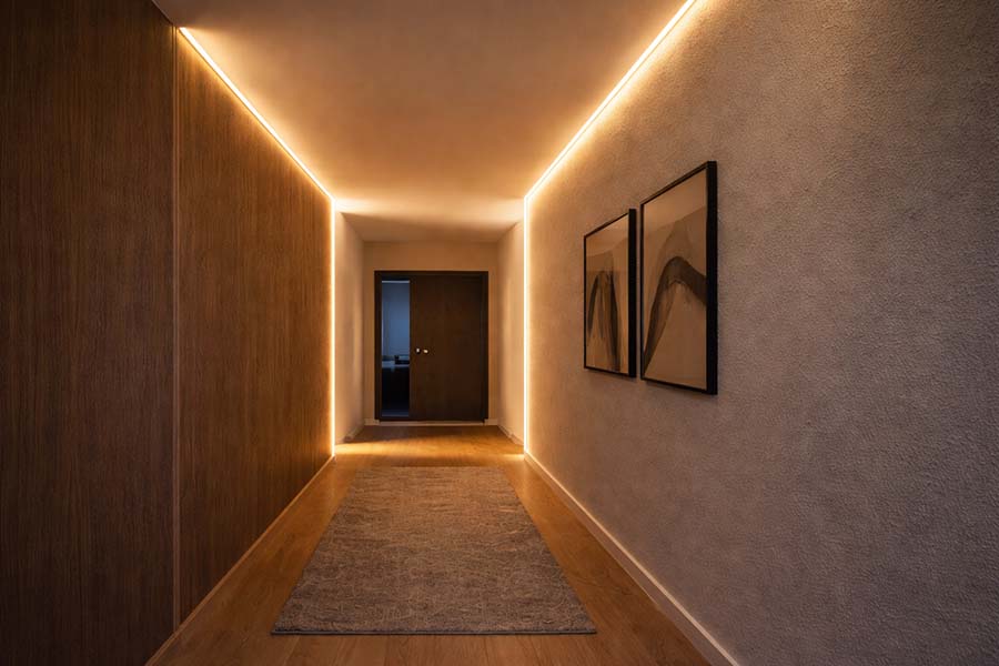 profilé LED dans un couloir