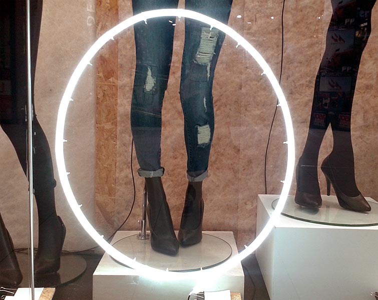 Zoom sur un ruban led néon en vitrine d'un magasin